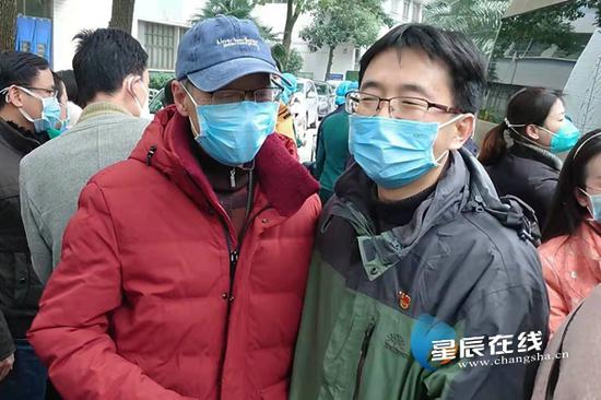 (怀揣父亲与妻子的支持和信任,曹仕鹏<右>即将奔赴抗疫一线。星辰全媒体记者 胡伟男/摄)