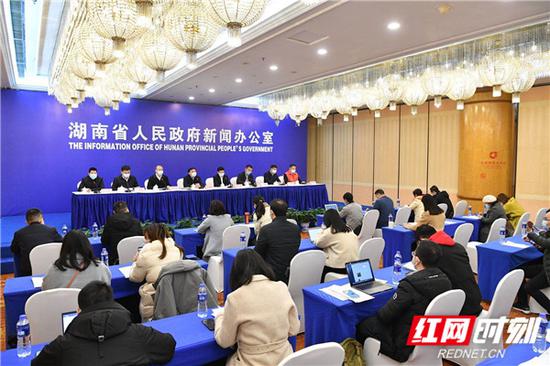 湖南省政府新闻办公室召开新闻发布会，介绍湖南统筹推进新冠肺炎疫情防控和经济社会发展工作有关情况。李长宏 摄