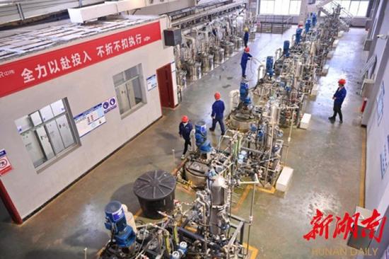 (3月2日,湖南中伟新能源科技有限公司中试反应区,工人正在车间工作。湖南日报·新湖南客户端记者记者 童迪 摄)