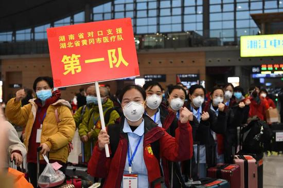 2月11日,长沙火车南站,湖南省对口支援湖北黄冈市医疗队启程出发。