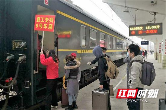这是三等站涟源火车站建站81年来,首次开行的始发列车。