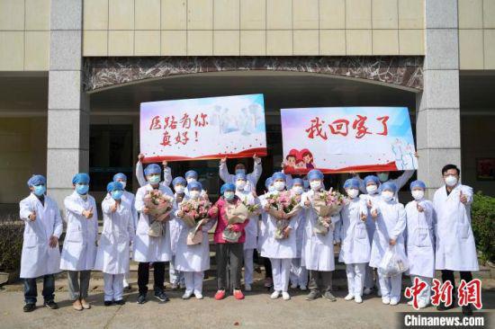 3月14日下午,长沙市最后1名在院治疗确诊病例治愈出院。 杨华峰 摄