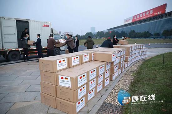 (工作人员装运防疫物资。图片均由通讯员提供)