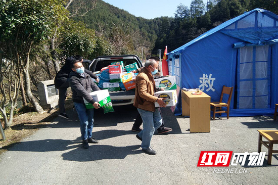 四都镇域内11家养殖专业户为疫情防控健康咨询点送来防疫物资。