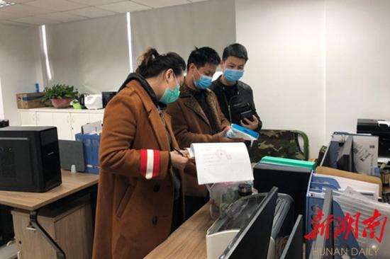 (3月9日,湖南省政法委驻社区联络组和长沙市芙蓉区朝阳街道二里牌社区工作人员,一同走访企业楼宇,查看多家企业复工复产情况。图片来源:长沙市芙蓉区人民政府网站)