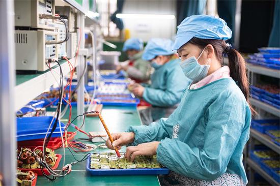 2月20日，在湖南桃源县幸福苑扶贫车间，工作人员对刚制作的电感器进行测试。新华社发（陈思汗 摄）