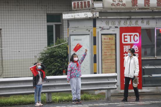 “医务人员和病毒打仗打赢了,我们在这里欢迎他们回家。”长沙雨花区收费站进站口路边,希希和乔乔三点半就在这里等候,“为医务人员加油。”