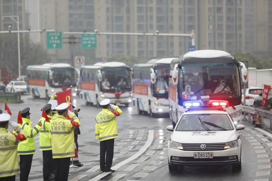 “向英雄敬礼。”湖南省高速公路警察局长沙支队的交警们，在雨花收费站欢迎医务人员回家。