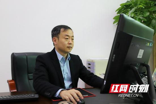 望城一中校长、湖南g10教育联盟及湖南h11教育联盟秘书长刘宇致辞。