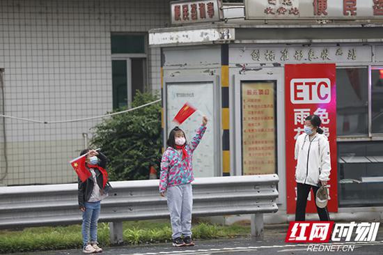 两位小小护送员。