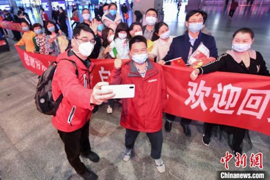 湖南支援湖北医疗队617名队员返湘归来。 杨华峰 摄