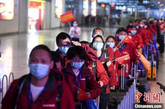 湖南支援湖北医疗队617名队员返回指定地点修养。 杨华峰 摄