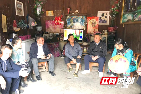 调研组慰问座谈了贫困户,与他们拉家常、话发展,广泛听取他们对文旅融合助推脱贫攻坚的意见建议。