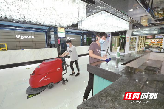 唯歌KTV星沙店内,员工正在打扫卫生、杀菌消毒,为开门前做准备。章帝 摄