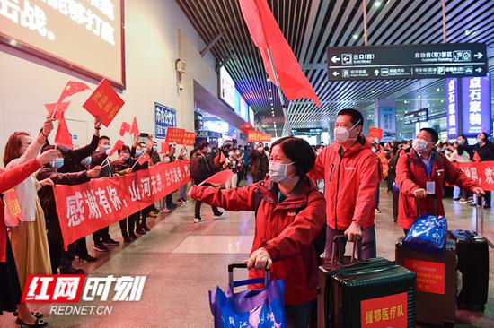 3月22日，热烈欢迎湖南支援湖北武汉、黄冈医疗队凯旋，长沙市民热烈欢迎。