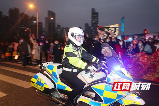 4月1日,交警以最高规格欢迎他们的归来。