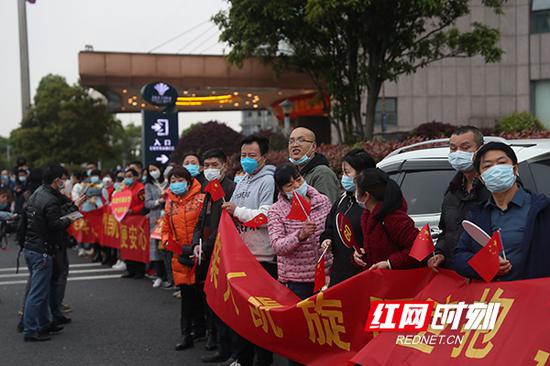   4月1日，前来迎接他们的家属，早早就在这里等待他们的到来。