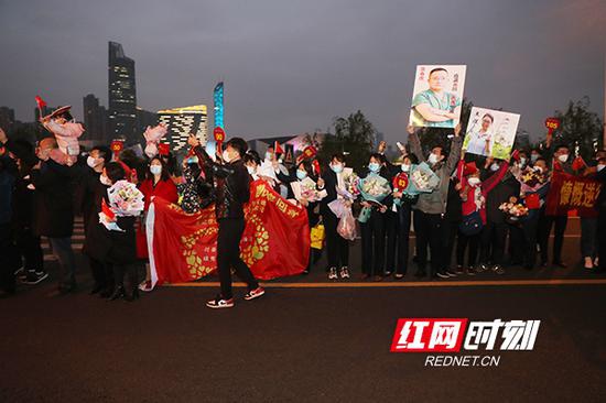 4月1日,中南大学湘雅医院第三批医疗队共计131人,载誉返湘。前来迎接他们的家属,早早就在这里等待他们的到来。