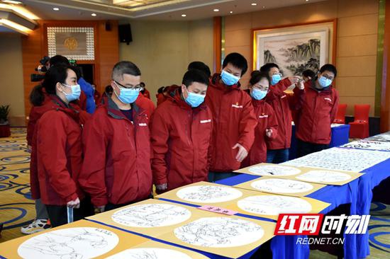 除“致敬战疫英雄”免费观演卡外,现场还为湖南支援湖北医疗队队员们赠送了书法作品等。