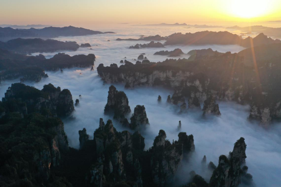 截至4月1日,湖南已有309家A级旅游景区恢复开放。图为张家界武陵源景区。