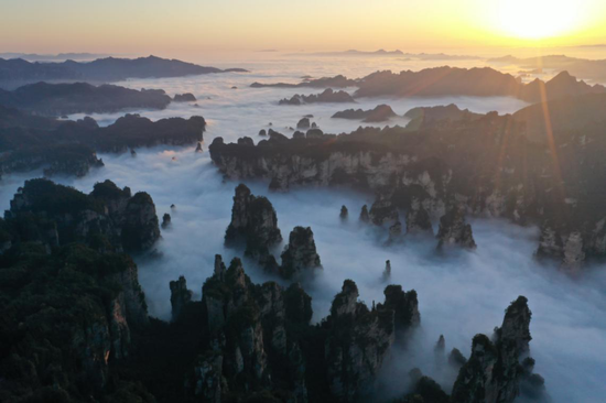 截至4月1日，湖南已有309家A级旅游景区恢复开放。图为张家界武陵源景区。