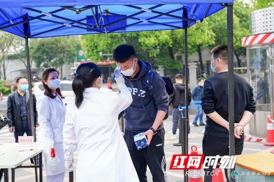 4月6日,师大附中212名高三寄宿生错峰返校。