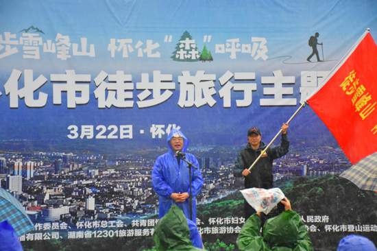  3月22日，湖南省政协副主席、怀化市委书记彭国甫带头摘下口罩，徒步旅行。