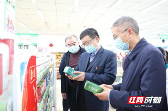 　调研组在国大药房华新旗舰店检查药品价格。