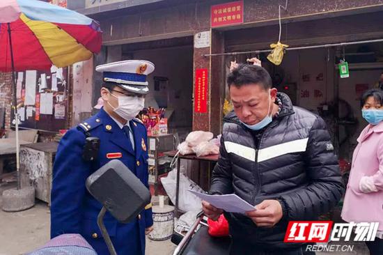 &nbsp;消防监督检查人员深入巴陵大桥市场推动火灾隐患整改。