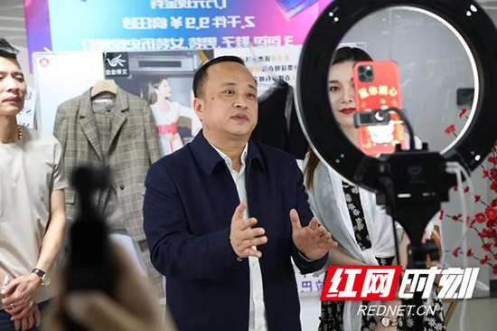  ▲株洲市芦淞区区长杨晓江走进抖音直播间为商户助力。