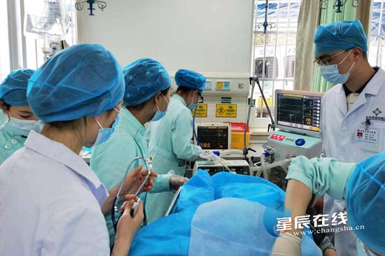 （经过多科室的联合救治，目前，黄先生生命体征平稳。图片由 通讯员 提供）