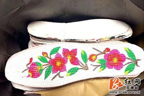 永州支援湖北医疗队员唐玲艳收到英山县老党员连夜赶制的鞋垫。