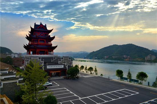 (矗立在黄沙坪的中国黑茶博物馆,成为安化县城新地标。)