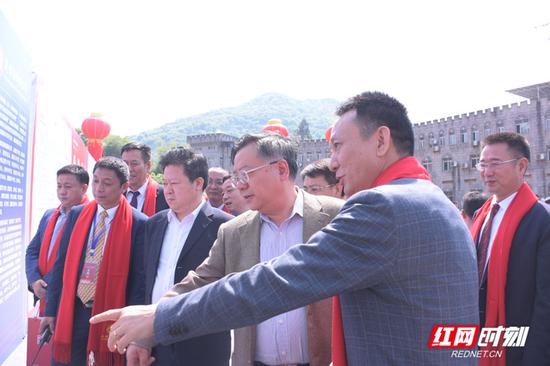 开工仪式前,郴州市委书记易鹏飞、市委副书记、市长刘志仁了解项目情况。(汤思柔/摄)