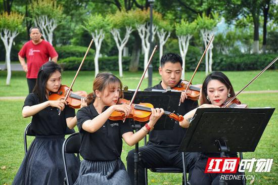 这是长沙市文化旅游广电局首次组织长沙交响乐团在橘子洲景区举办户外音乐会。