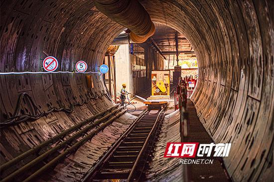 　长长的隧道在地铁建设者的脚下延伸。