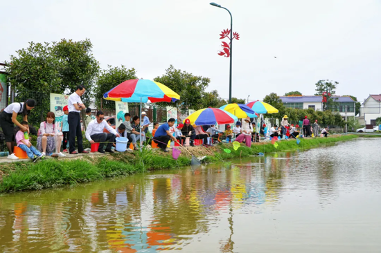 在乔口镇钓龙虾(图/望城发布)