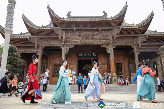 古装游园(图/铜官窑古镇)