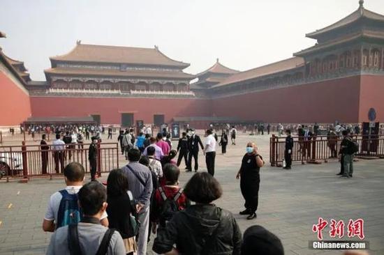 5月1日,游客排队准备进入故宫博物院(图/中新网)