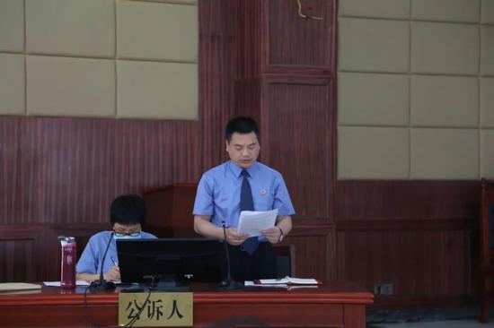 李杰宏检察长宣读起诉书
