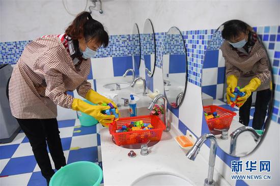 孩子们的玩具会和幼儿静距离接触,更要清洗干净。