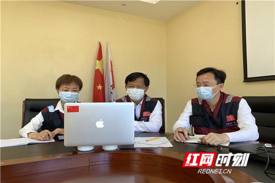 　中国赴津巴布韦抗疫医疗专家组，正在与国家卫健委进行视频连线。