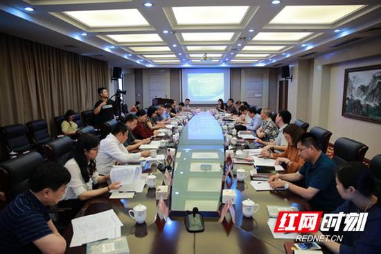 5月22日的湖南省民企法治竞争力指数指标体系专家论证会上，开启了一场特别的京湘连线。