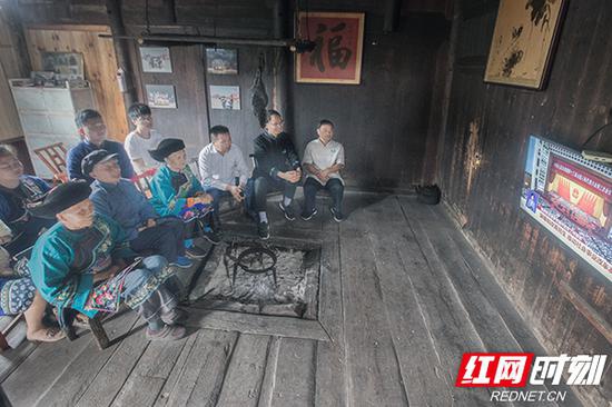 湘西自治州十八洞村村民们收看十三届全国人大三次会议开幕会。(摄影:石林荣)