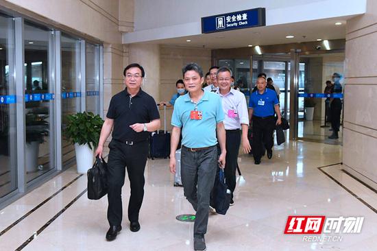 委员们纷纷表示,通过这次两会进一步认清了当前形势、坚定了必胜信心。