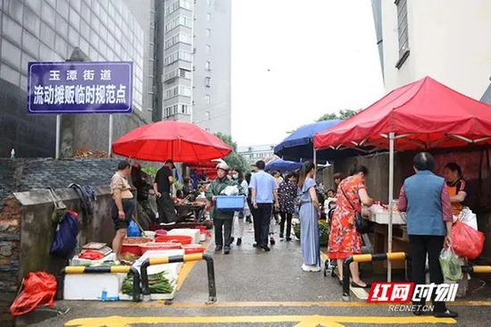 宁乡市玉潭街道的304菜市场经过改造，“升级”成玉潭街道流动摊贩临时规范点，50多个摊贩在这里“安家”。