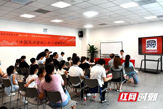 　　6月7日，湖南美术馆举办《湘土之美——湖南美术馆里的民间美术》之剪纸艺术公共文化教育活动。