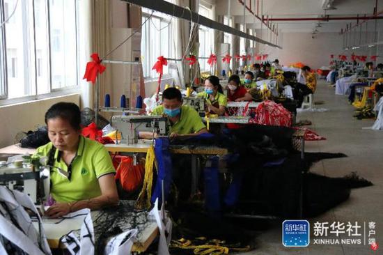 ↑5月22日，在星海运动公司厂房，员工在缝纫体育用网。新华社发（蔡潇潇 摄）
