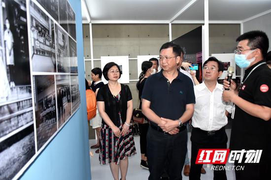 参加开幕式的领导嘉宾在展区观看展览。