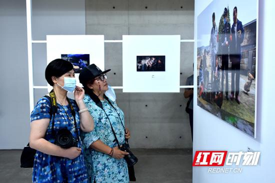 　此次展览将持续至7月12日，图为市民在参观展览。